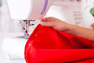 evden, terzi iş yerinde çalışan.