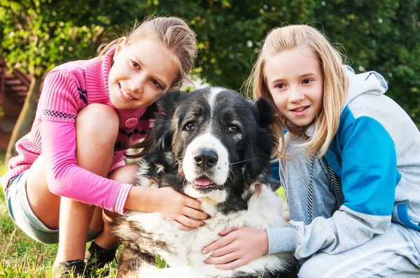 Hermosas chicas y su perro — Foto de Stock