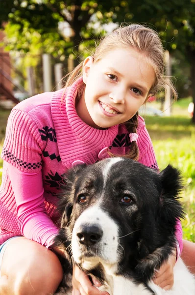 Chica jugando con su perro —  Fotos de Stock