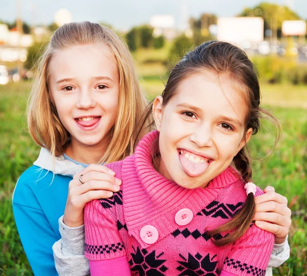 Kleine meisjes tonen de tong — Stockfoto