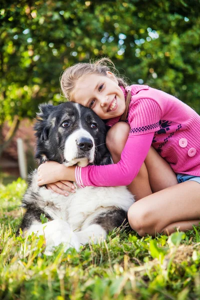 Meisje met haar hond spelen — Stockfoto