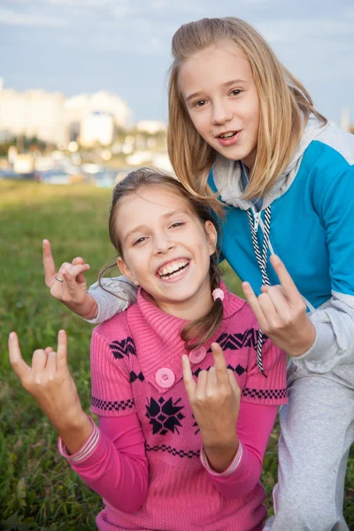 Portret van mooie lachende tiener meisjes — Stockfoto