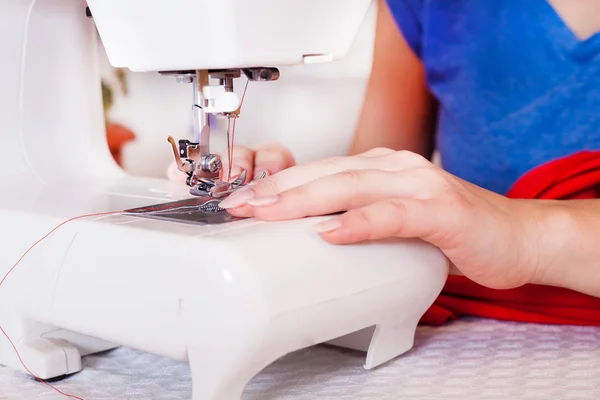 Werken vanuit huis, een kleermaker op het werk. — Stockfoto