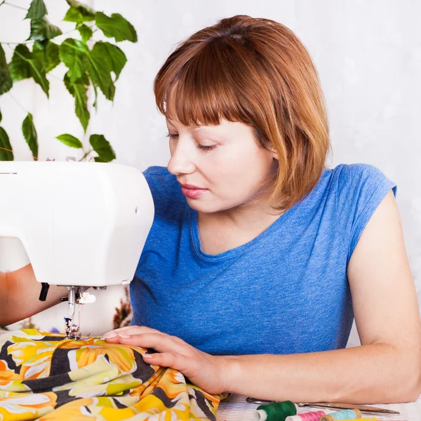 Arbeta hemifrån, en skräddare på jobbet. — Stockfoto