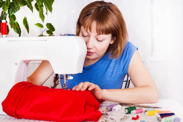 Trabalhando em casa, um alfaiate no trabalho . — Fotografia de Stock