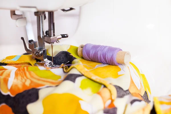 Werken vanuit huis, een kleermaker op het werk. — Stockfoto