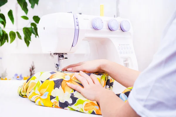 Werken vanuit huis, een kleermaker op het werk. — Stockfoto