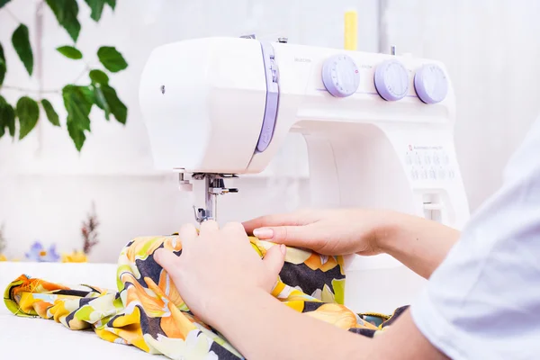 Werken vanuit huis, een kleermaker op het werk. — Stockfoto