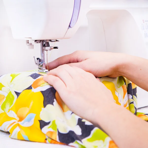 Werken vanuit huis, een kleermaker op het werk. — Stockfoto