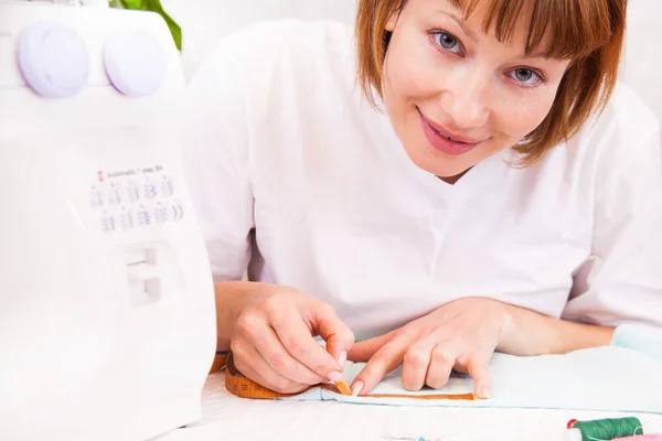 Arbeta hemifrån, en skräddare på jobbet. — Stockfoto