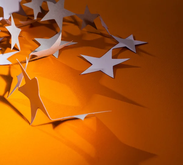 Группа бумажных звёзд на цветном фоне — стоковое фото