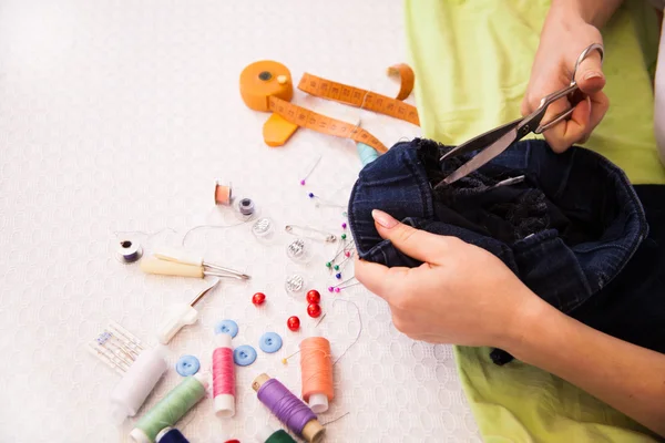 Un sastre haciendo alteraciones — Foto de Stock