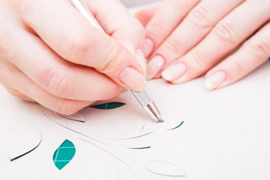 kadın el kesme çiçek kağıt