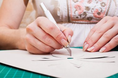 kadın el kesme çiçek kağıt