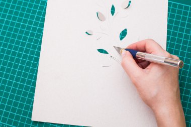 kadın eli çiçek kesme