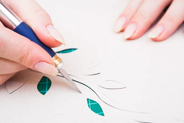 Mão feminina cortando flor de papel — Fotografia de Stock