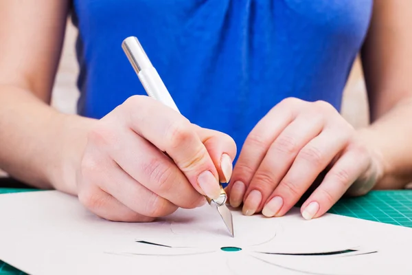 Women's hand cutting flower from paper — Stock Photo, Image