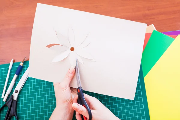 Vrouw hand uitsnijden van bloem — Stockfoto