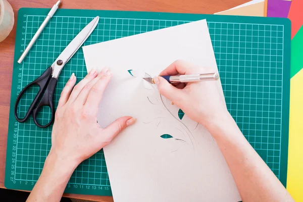 Woman's hand cutting out flower — Stock Photo, Image