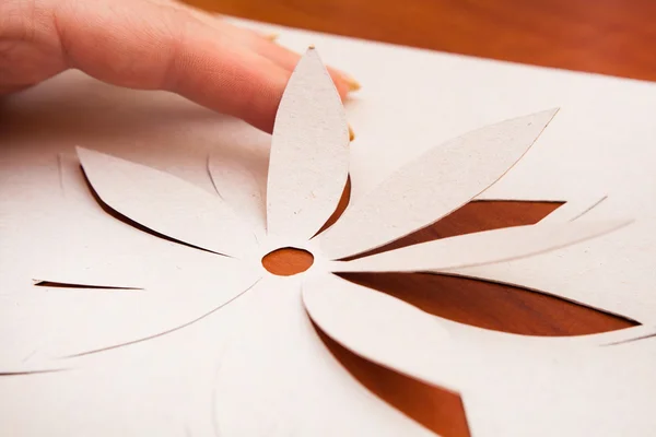 Dokonywanie kwiatów z papieru — Zdjęcie stockowe