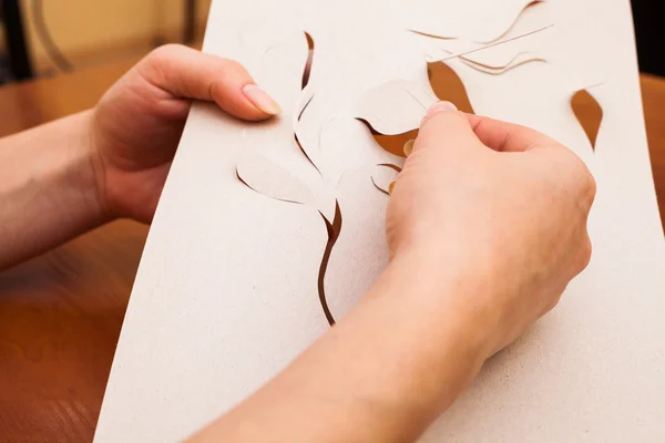 Создание цветка из бумаги — стоковое фото