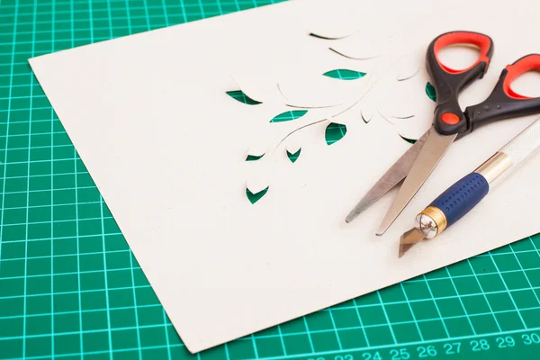 Tappetino da taglio con carta e utensili — Foto Stock