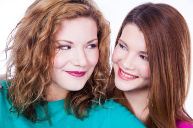 iki genç kadın arkadaş