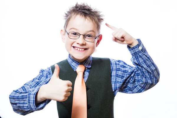 Portrét šťastný chlapec ukazuje palec — Stock fotografie