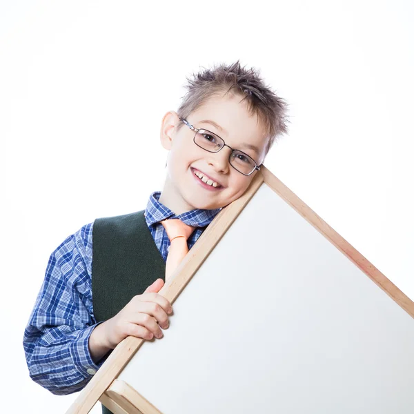 Porträt eines fröhlichen Jungen, der auf ein Banner zeigt — Stockfoto