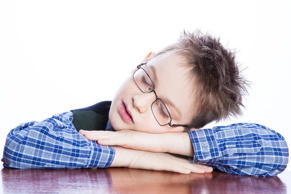 Menino adormecido na mesa — Fotografia de Stock