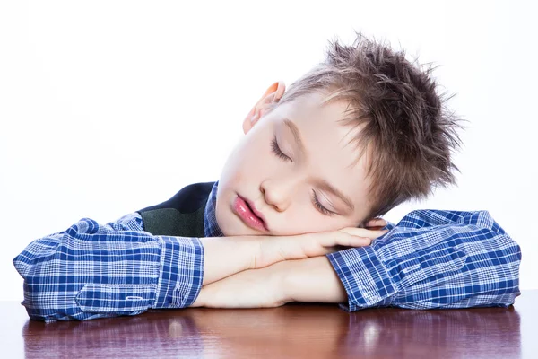 Dormire ragazzo sul tavolo — Foto Stock