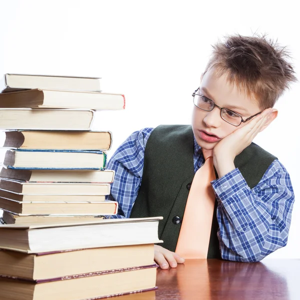 Kleiner Junge mit Büchern — Stockfoto