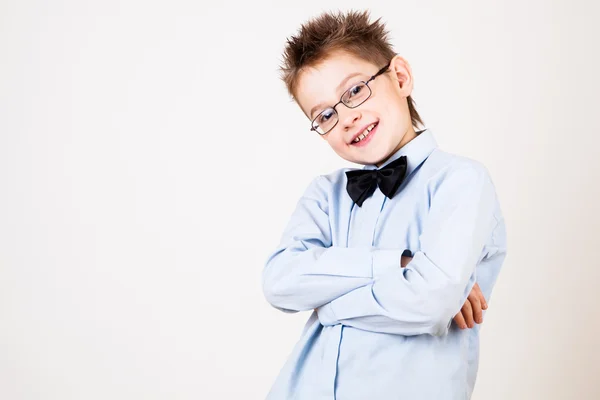 Gelukkige jongen camera kijken. — Stockfoto