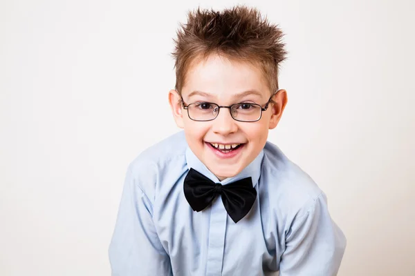 Gelukkige jongen camera kijken. — Stockfoto