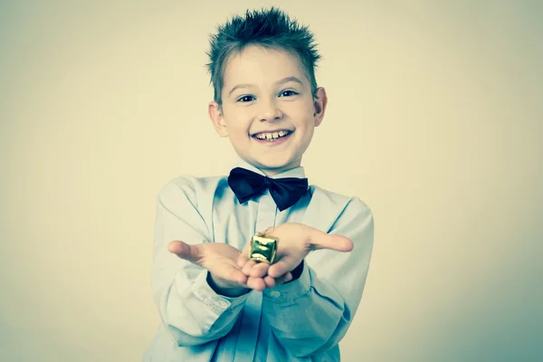 ギフト用の箱と小さな男の子 — ストック写真