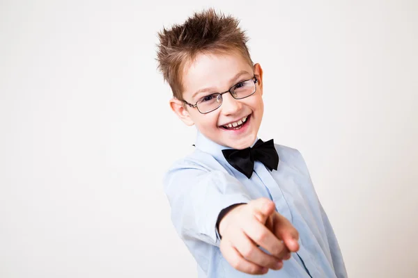 Jongen wijzend de camera — Stockfoto