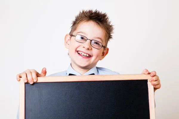 Kleine jongen een schoolbord houden — Stockfoto