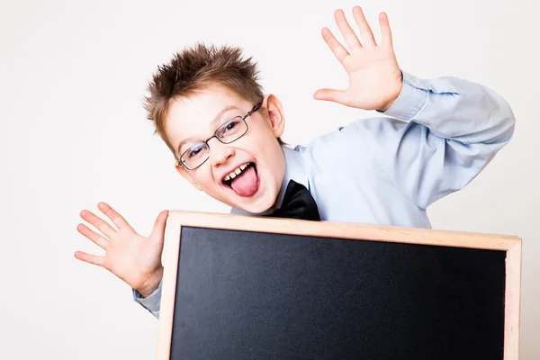 Kleine jongen een schoolbord houden — Stockfoto