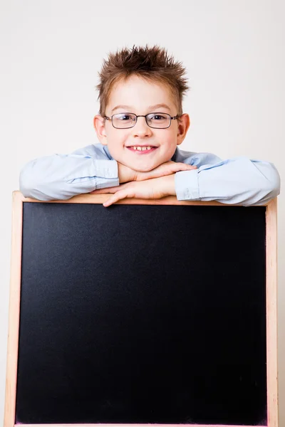 Kleiner Junge hält eine Tafel — Stockfoto