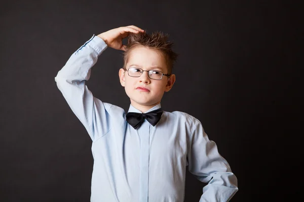 Jongen zijn hoofd denken krassen — Stockfoto