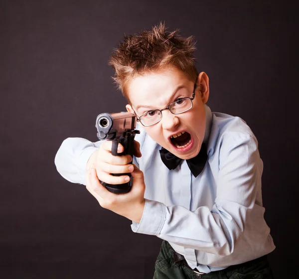 Ein kleiner Junge mit einer Waffe — Stockfoto