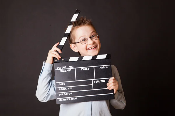 Liten pojke håller FILMKLAPPA i händer. — Stockfoto