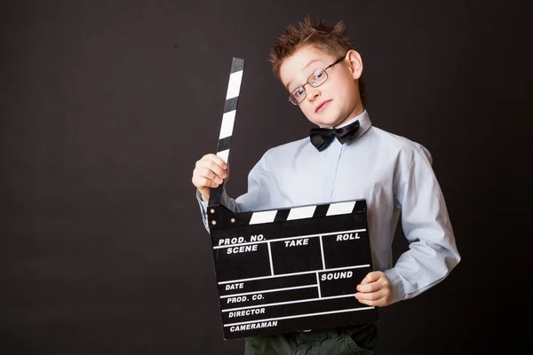 Liten pojke håller FILMKLAPPA i händer. — Stockfoto