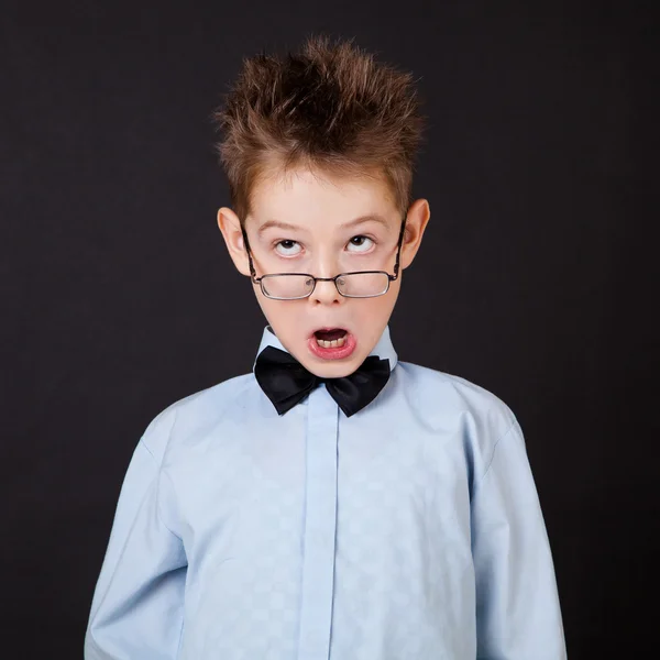 Ragazzino con la faccia divertente — Foto Stock