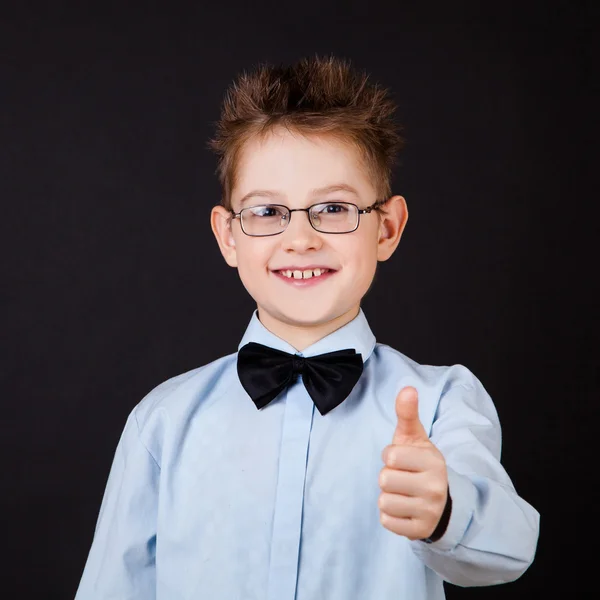 Malý chlapec s úsměvem andshowing ok znamení — Stock fotografie