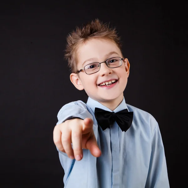 Mały chłopiec wskazując palcem — Zdjęcie stockowe