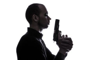 Kaukasische one-man houden pistool portret silhouet