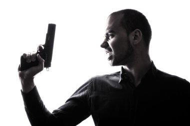 Kaukasische one-man houden pistool portret silhouet