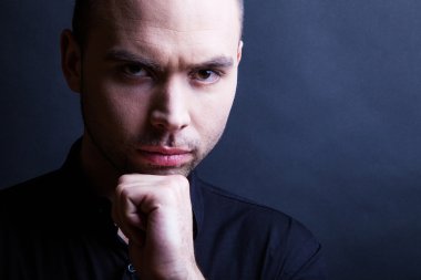 yakışıklı delikanlı ciddi bir ifade ile