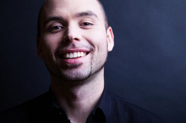 Gülümseyen genç yakışıklı adam.